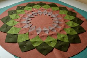 Mööblitööstuse tootmisjääkidest, villasest vildist mandala padjad, istepadjad.