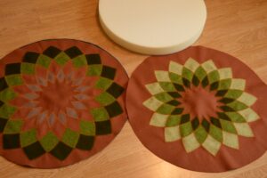 Mööblitööstuse tootmisjääkidest, villasest vildist mandala padjad, istepadjad.