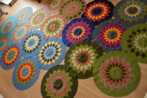 Mööblitööstuse tootmisjääkidest, villasest vildist mandala padjad, istepadjad.